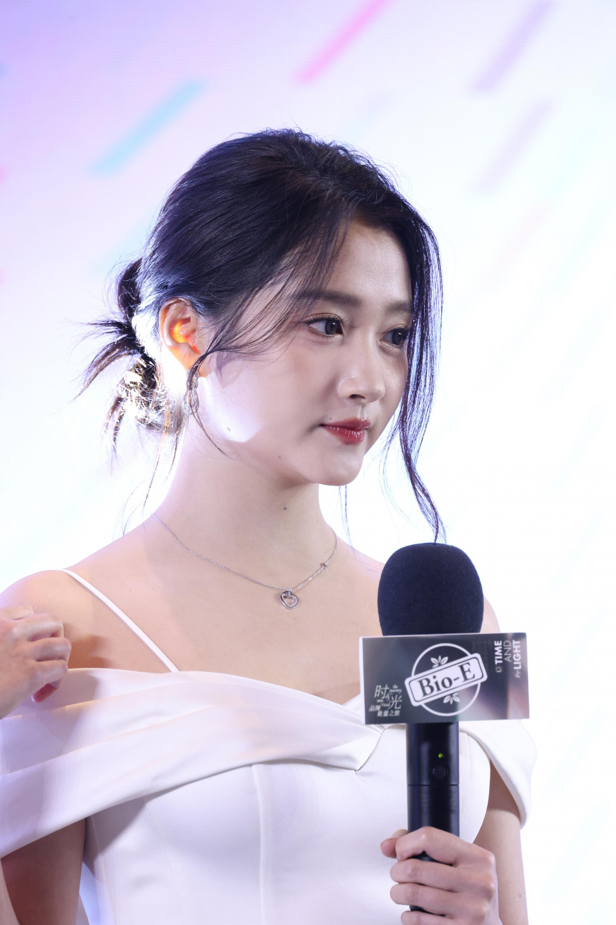 关晓彤左侧脸漏香肩现场生图照[6]